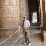 Javier de Felipe junto a las columnas del Templo de Ramsés III en Medinet Habu.
