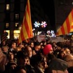 Miles de personas han llenado esta tarde la plaza Sant Jaume de Barcelona en respuesta a la convocatoria en defensa de la escuela catalana