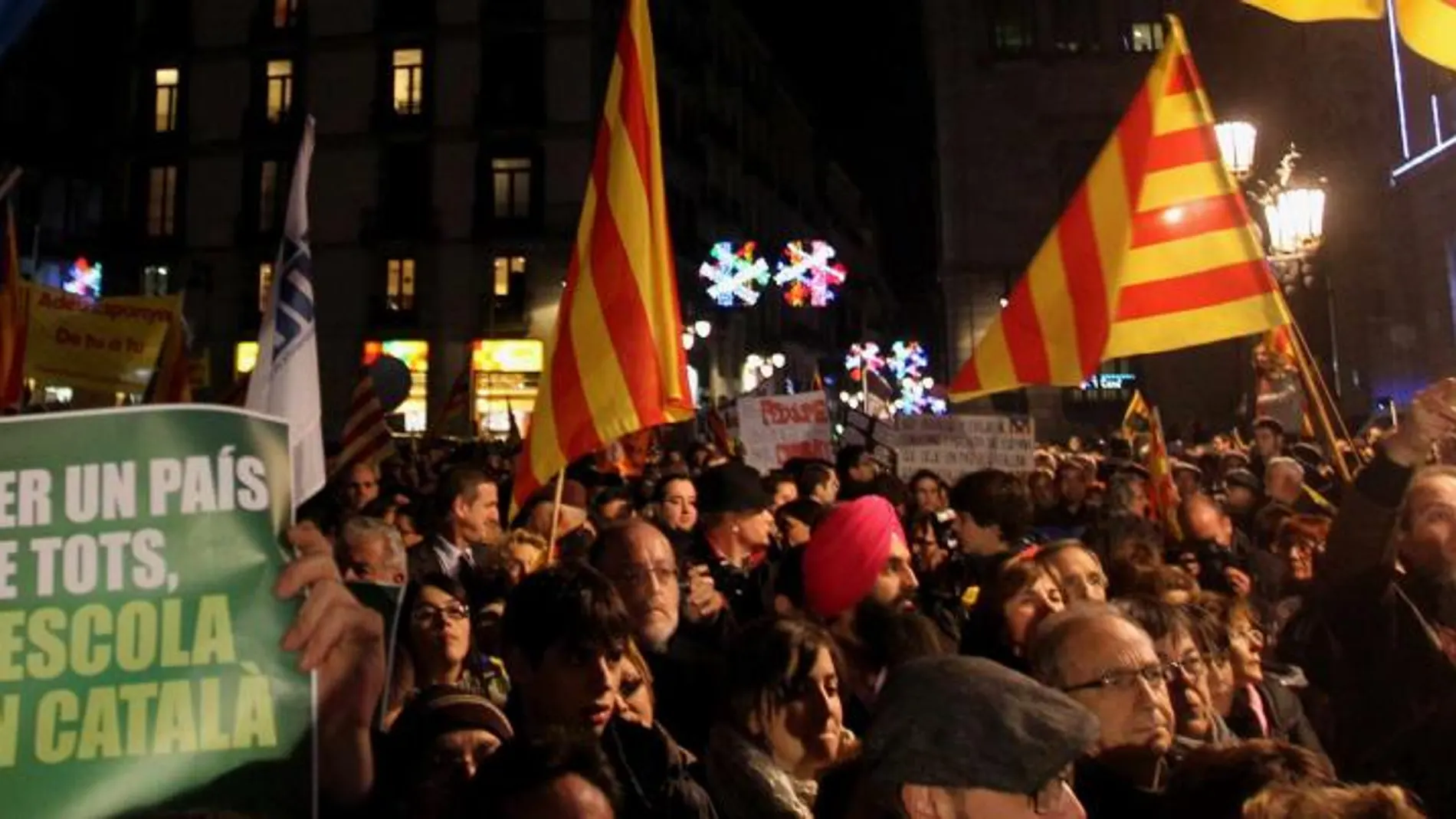 Miles de personas han llenado esta tarde la plaza Sant Jaume de Barcelona en respuesta a la convocatoria en defensa de la escuela catalana