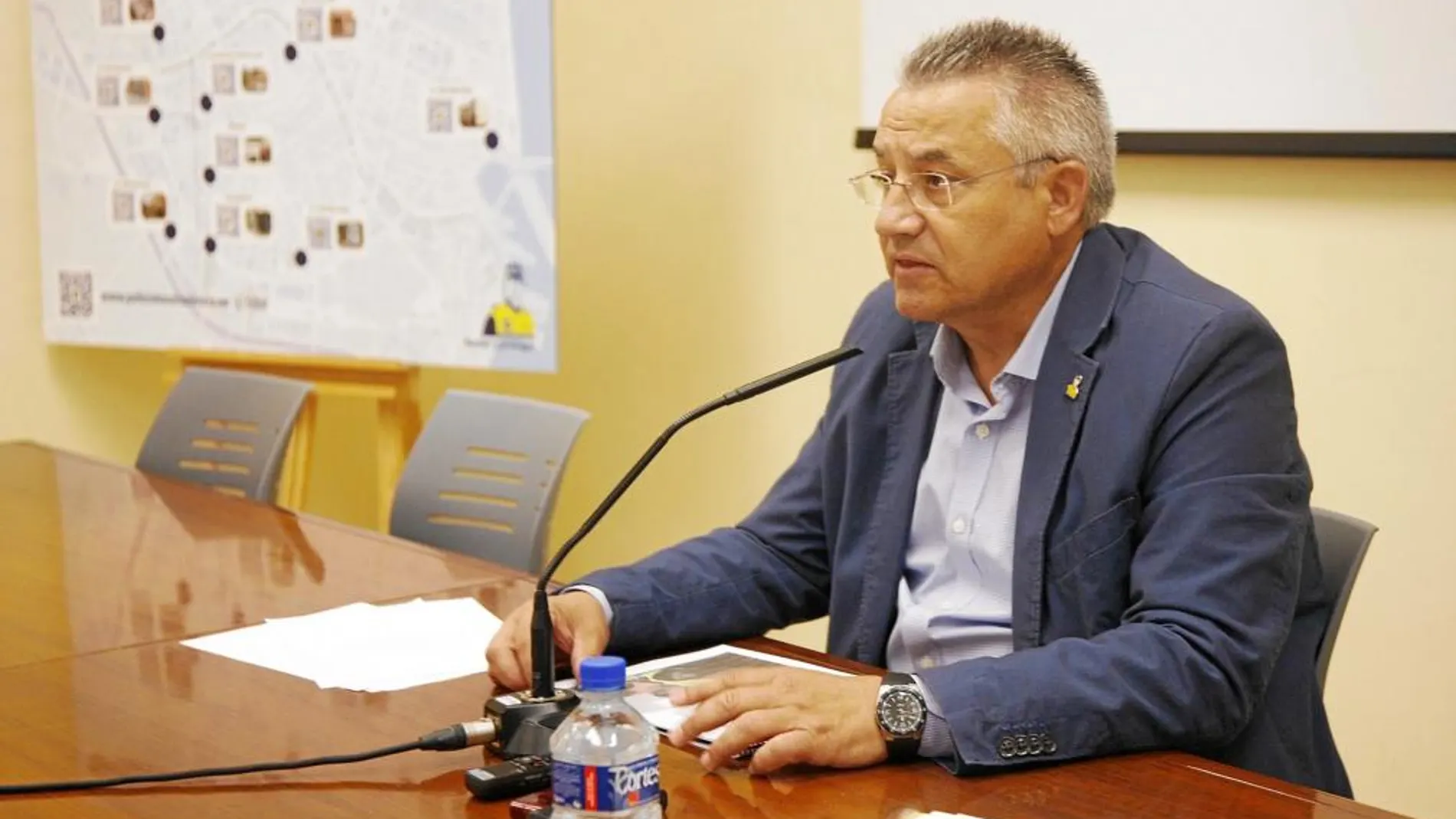 El concejal Miquel Domínguez compareció ayer ante los medios