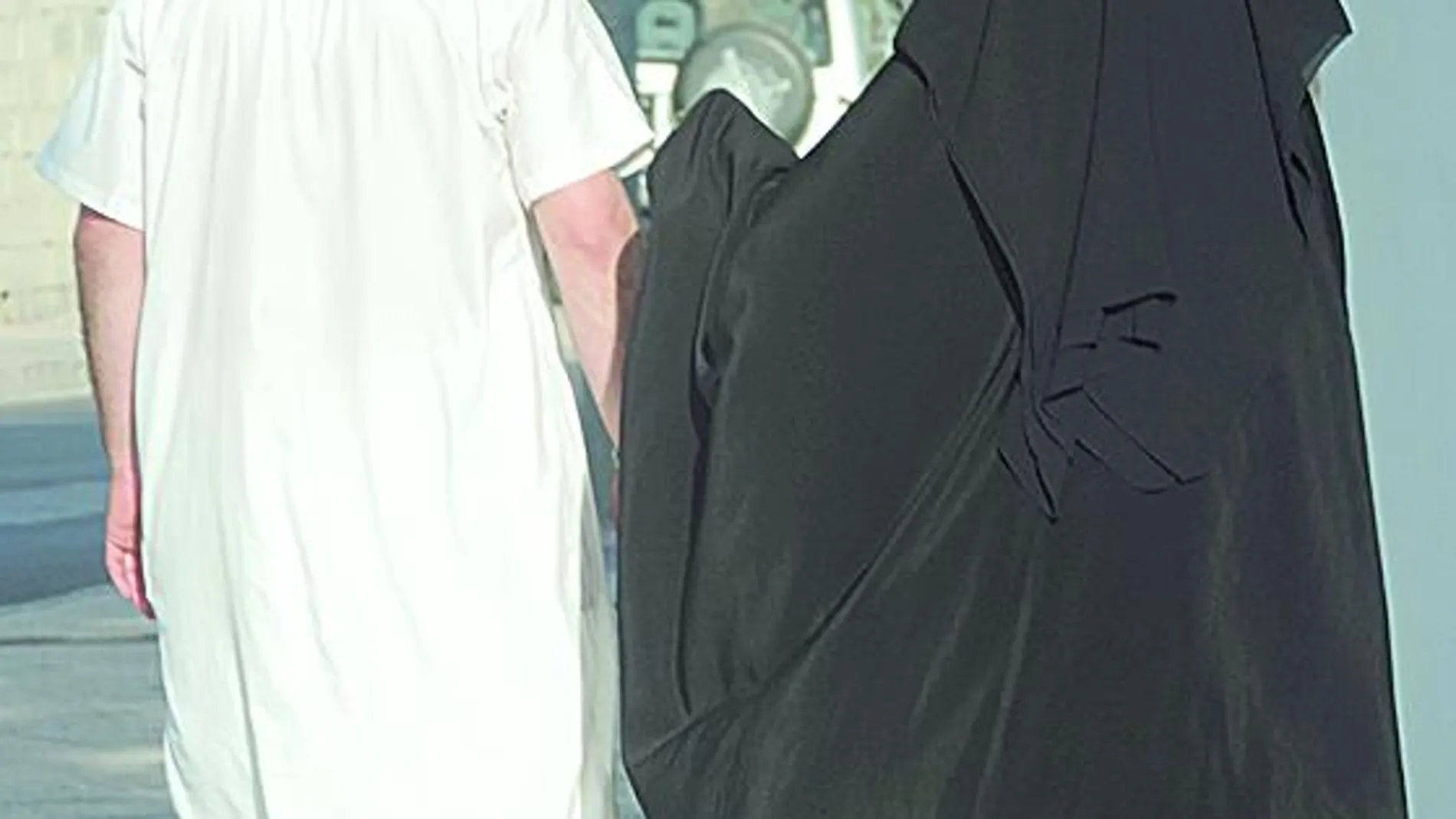 Una mujer vestida con niqab en las calles de Melilla