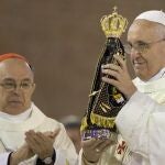 El Papa sostiene a la Virgen de la Aparecida