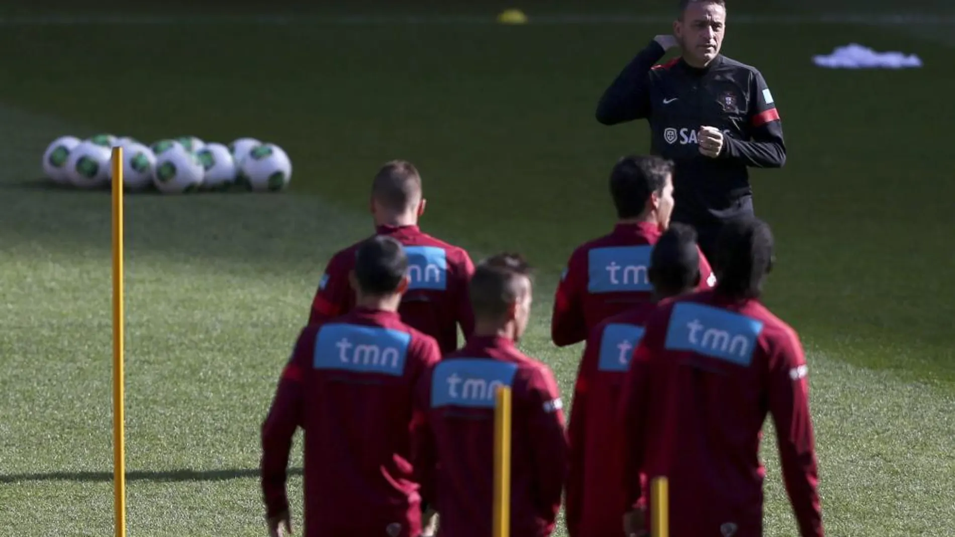 El entrenador de Portuga, Paulo Bento, da instrucciones a sus jugadores durante el entrenamiento de hoy.