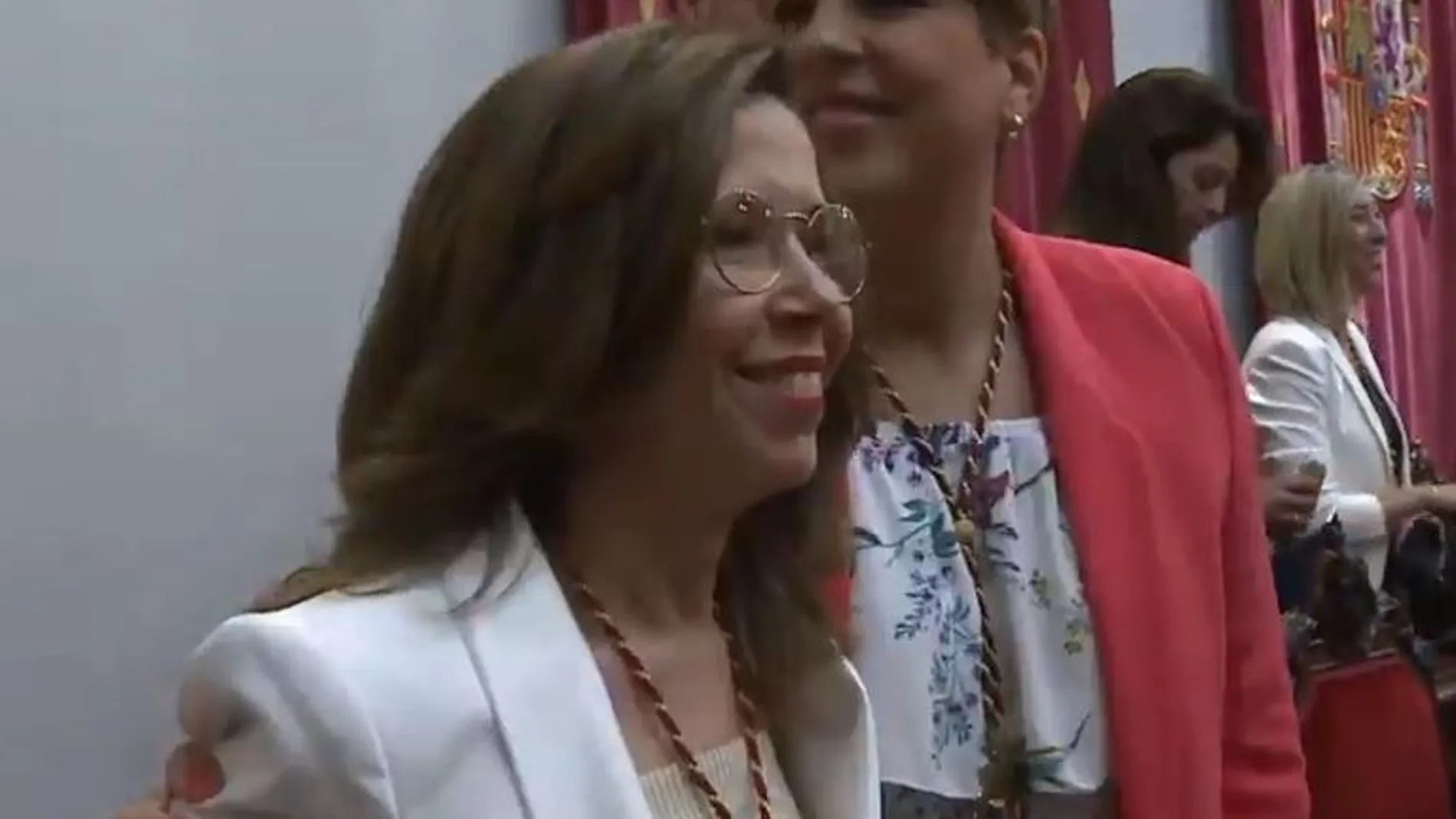 La hasta ahora alcaldesa, Ana Belén Castejón, abrazada por la popular Noelia Arroyo