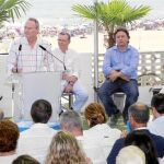 El presidente Fabra, durante un sobre la Ley de Costas en El Perelló