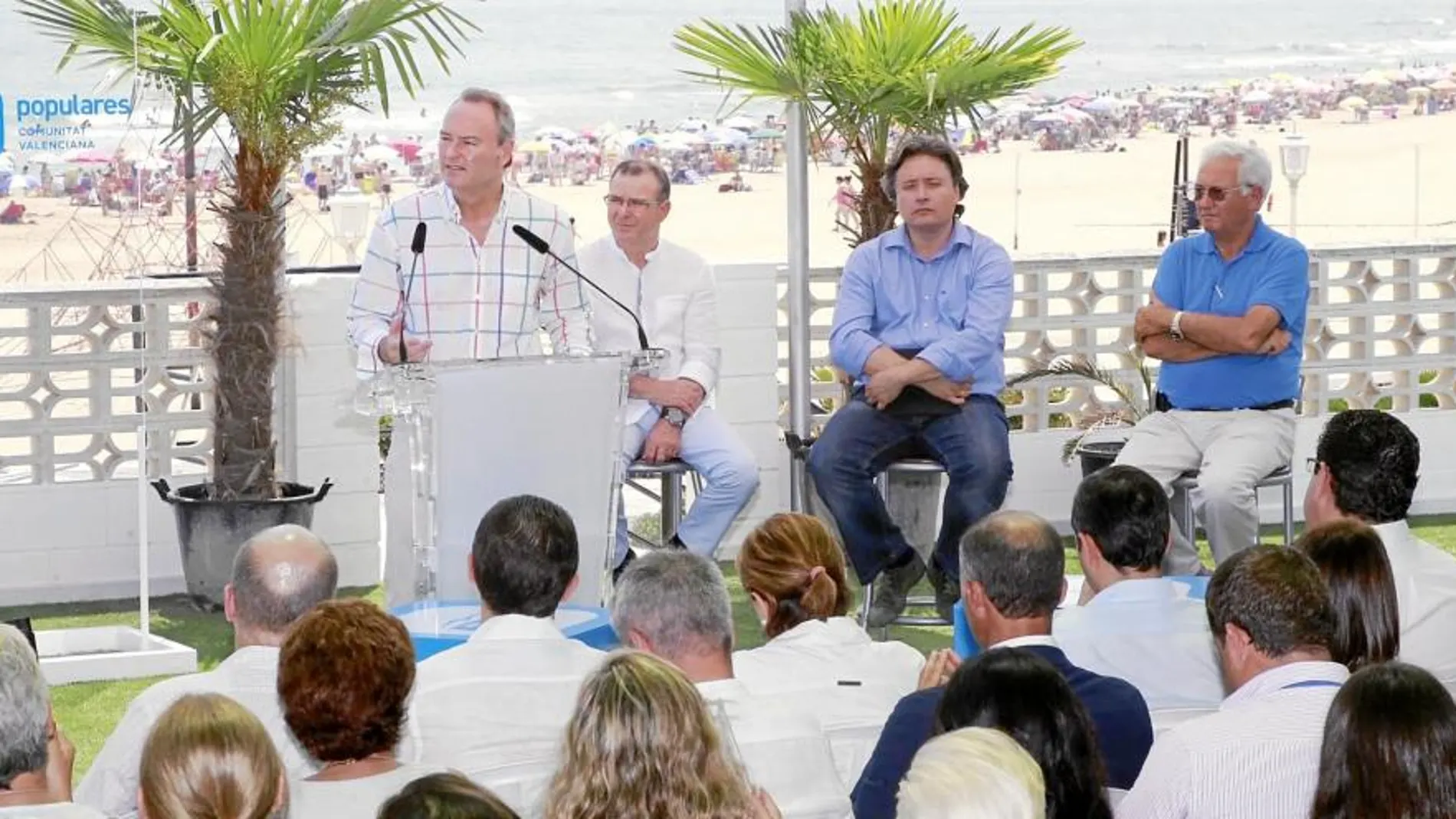 El presidente Fabra, durante un sobre la Ley de Costas en El Perelló