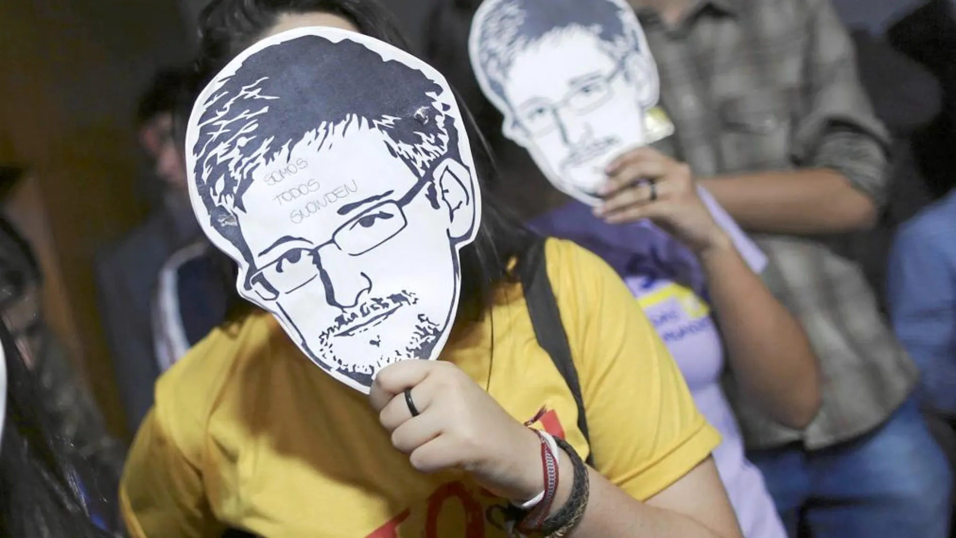 Varios manifestantes apoyan las filtraciones de Snowden