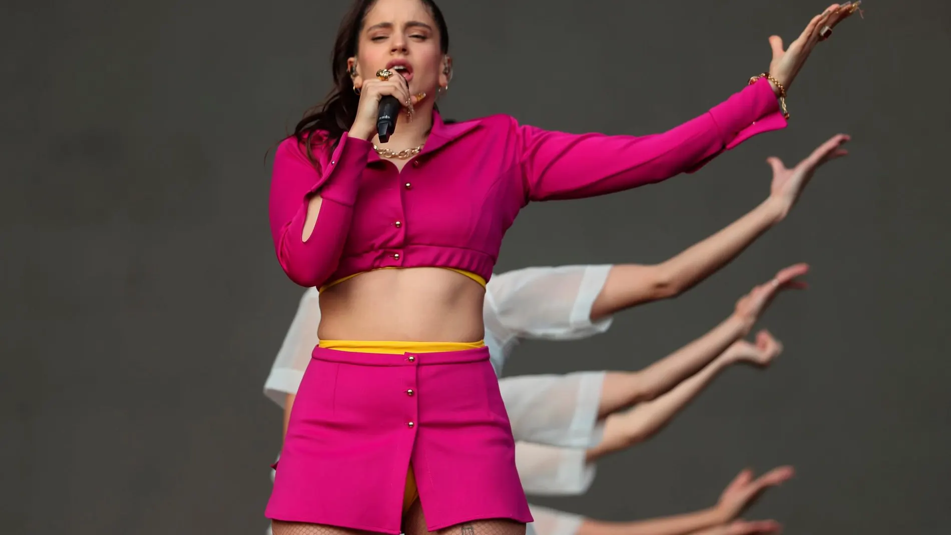 La cantante española Rosalía ofrece un concierto este domingo durante la última jornada de la novena edición del festival musical Lollapalooza Chile 2019, en Santiago (Chile)