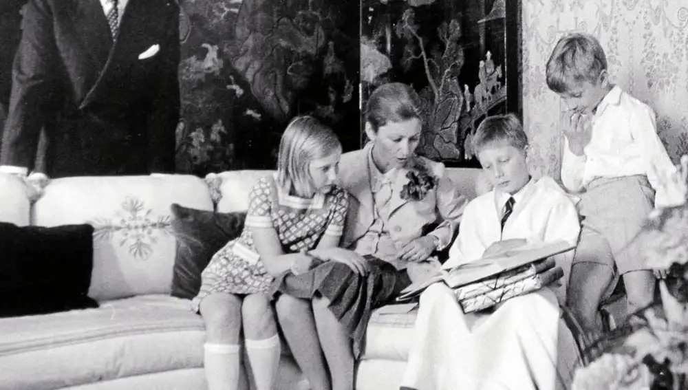 El ex rey de Bélgica, Alberto II, junto a su mujer Paola y sus tres hijos, Felipe, Astrid y Lorenzo, en una imagen de 1969