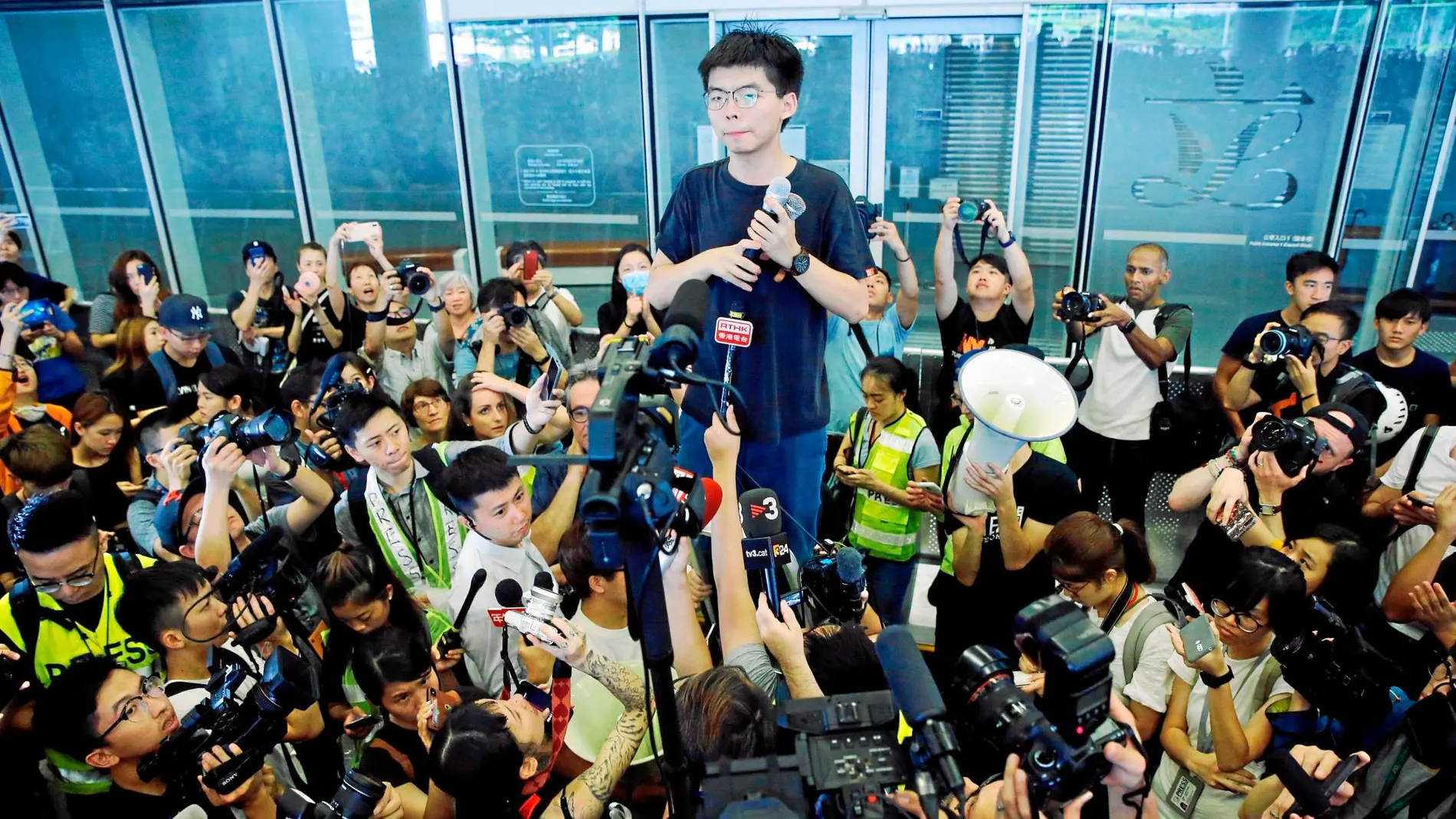 Joshua Wong se dirige a los manifestantes concentrados en el centro de Hong Kong tras ser liberado ayer / Reuters