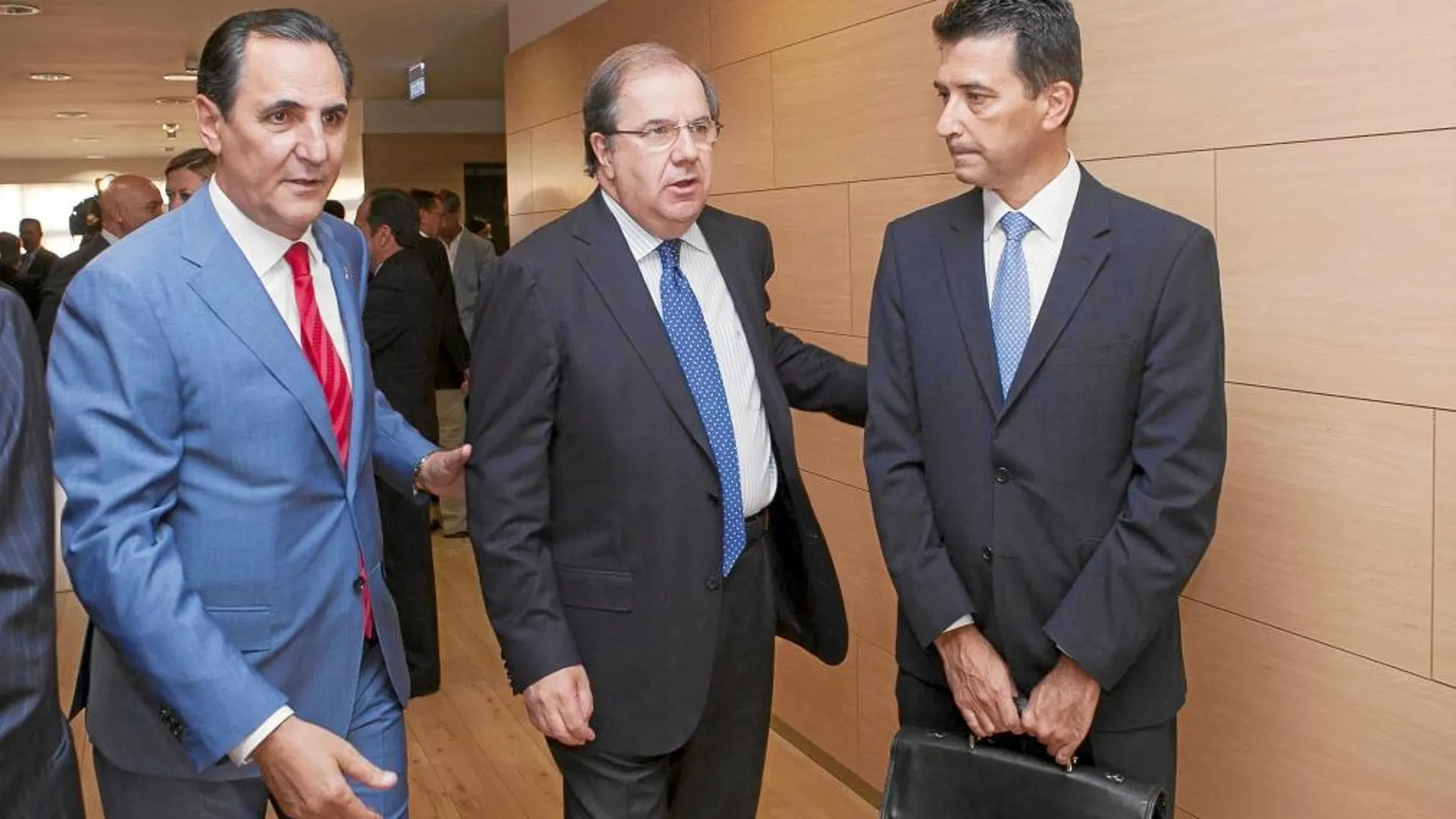 Juan Vicente Herrera junto a José Rolando Álvarez y el ponente Rafael Domenech