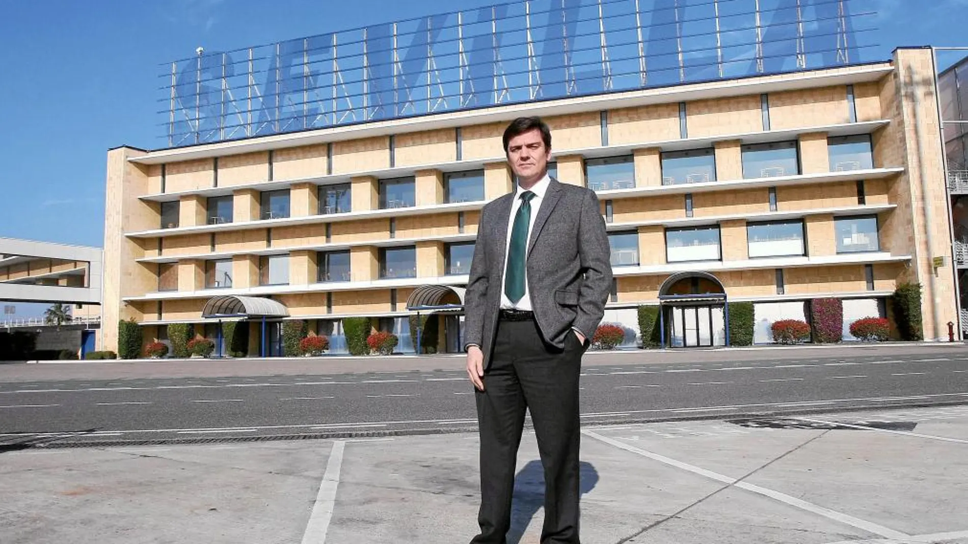 Eugenio Pérez Luengo, director del aeropuerto de San Pablo, delante de la terminal principal