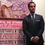 Iván Fandiño posa junto al cartel anunciador de la próxima Feria de Otoño