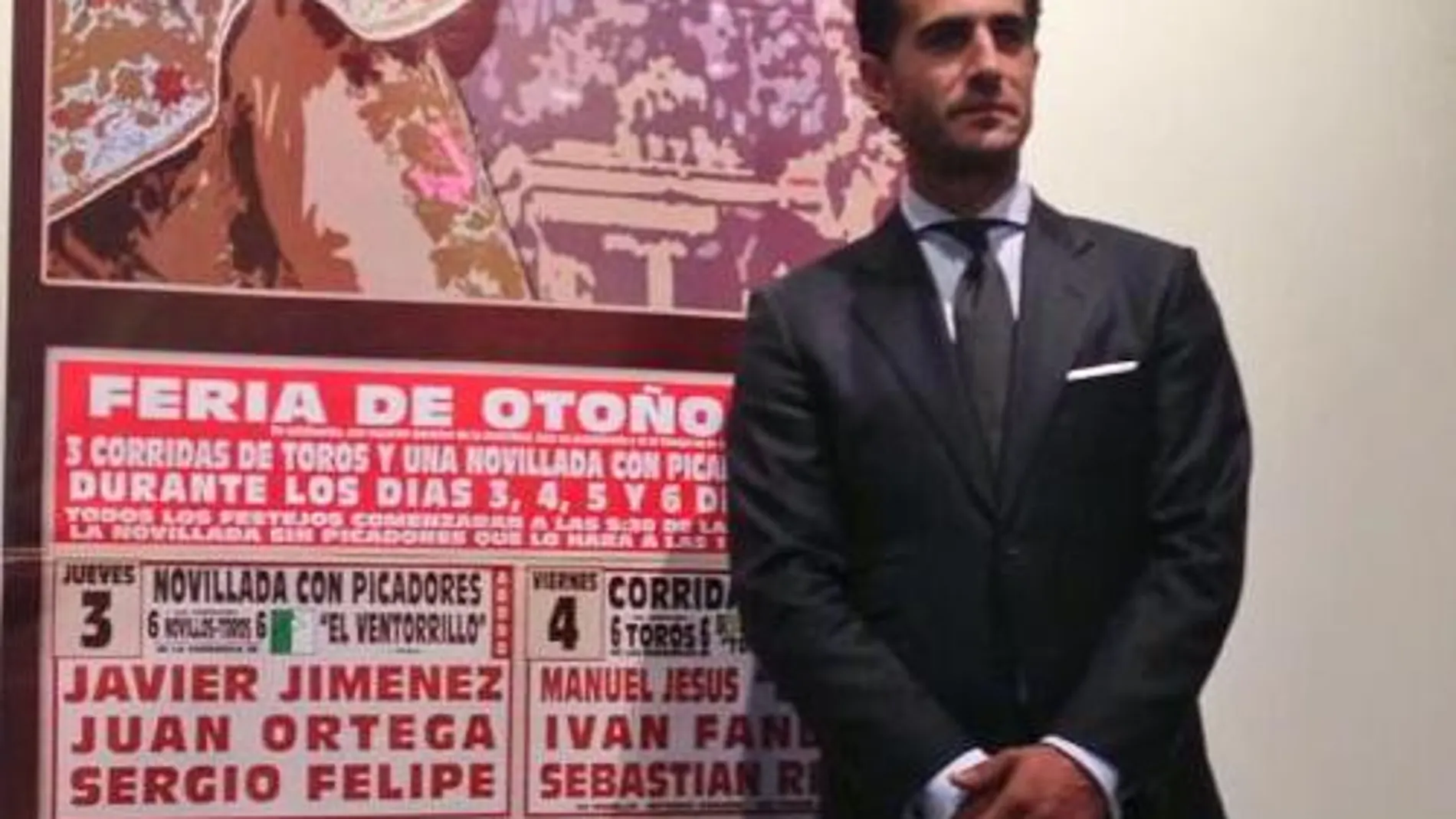 Iván Fandiño posa junto al cartel anunciador de la próxima Feria de Otoño