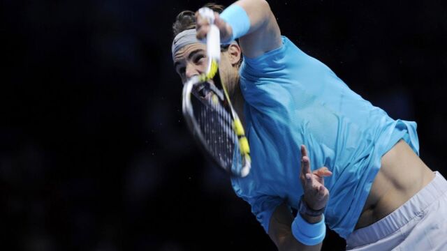 Rafa Nadal sirve una bola al suizo Stanislas Wawrinka durante el partido