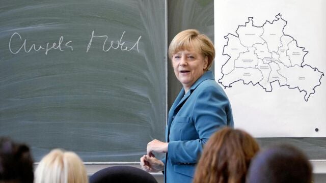 Merkel, ayer, en un colegio alemán en el que dio una charla sobre el Muro de Berlín