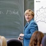 Merkel, ayer, en un colegio alemán en el que dio una charla sobre el Muro de Berlín