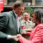 Puig y Oltra se saludan durante la manifestación ayer del Día del Trabajo