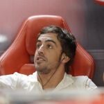 Fernando Alonso comenta detalles con sus mecánicos en Monza