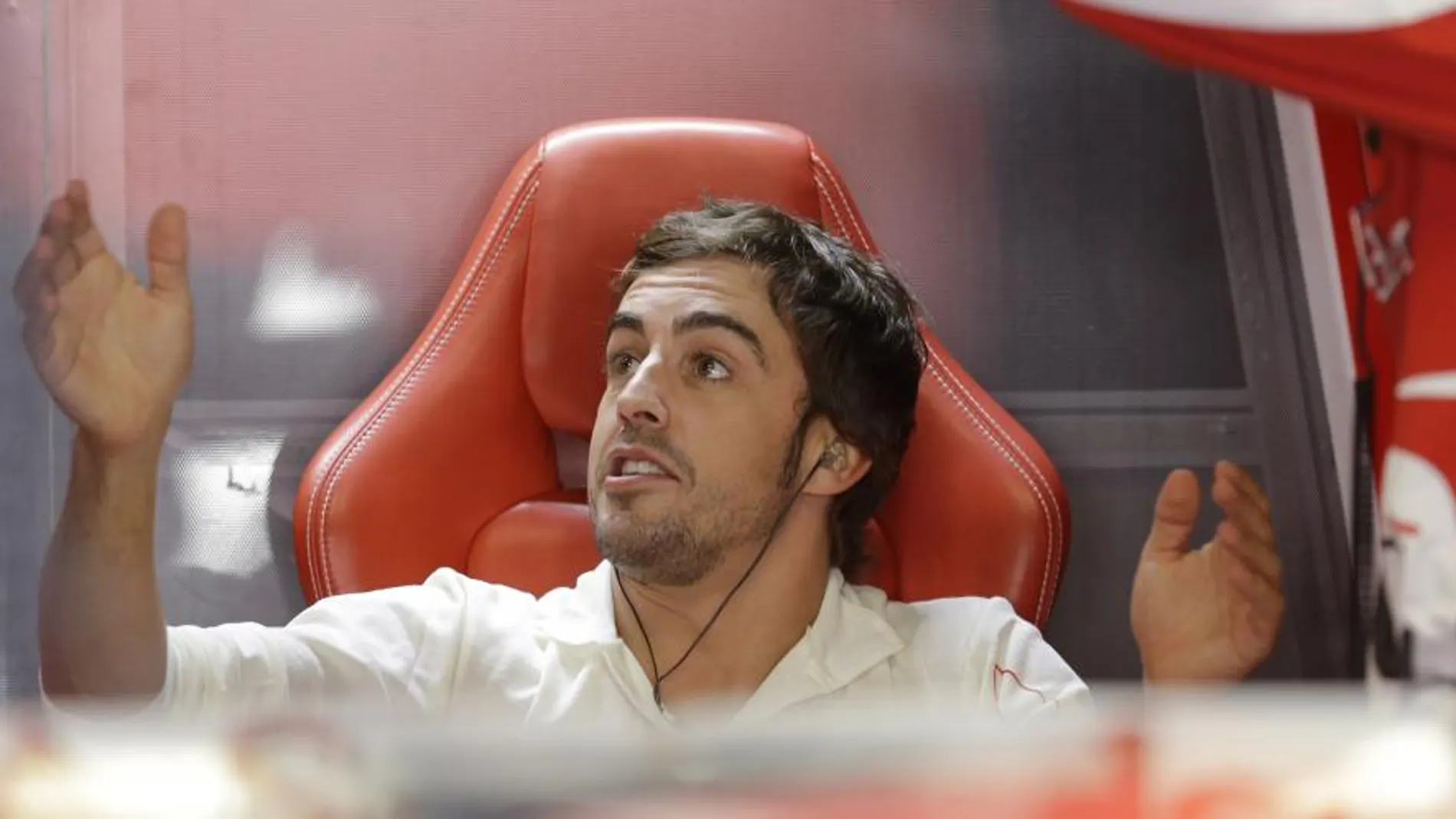 Fernando Alonso comenta detalles con sus mecánicos en Monza