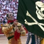 Juan José Padilla, en el pasado San Fermín, dio la vuelta al ruedo con la bandera pirata en mano