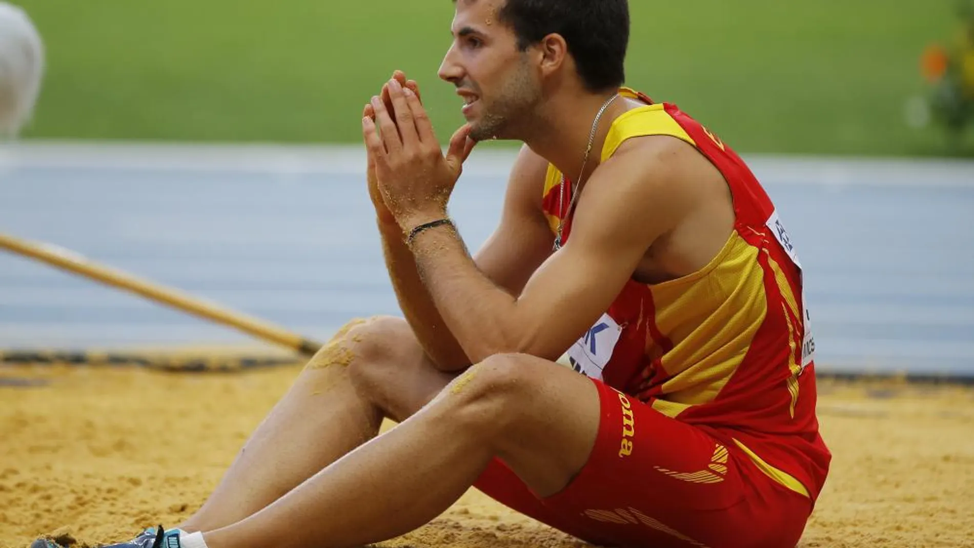 El español Eusebio Cáceres durante su participación en la final de salto de longitud