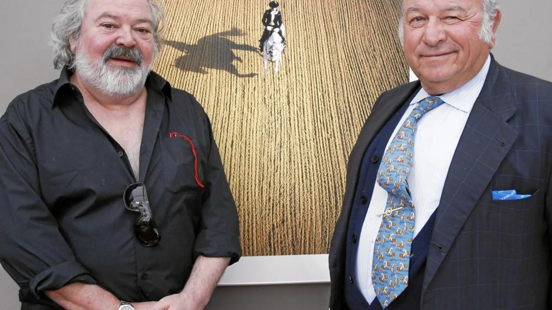 El fotógrafo Peter Müller con el ganadero y rejoneador Álvaro Domecq, padrino de la exposición
