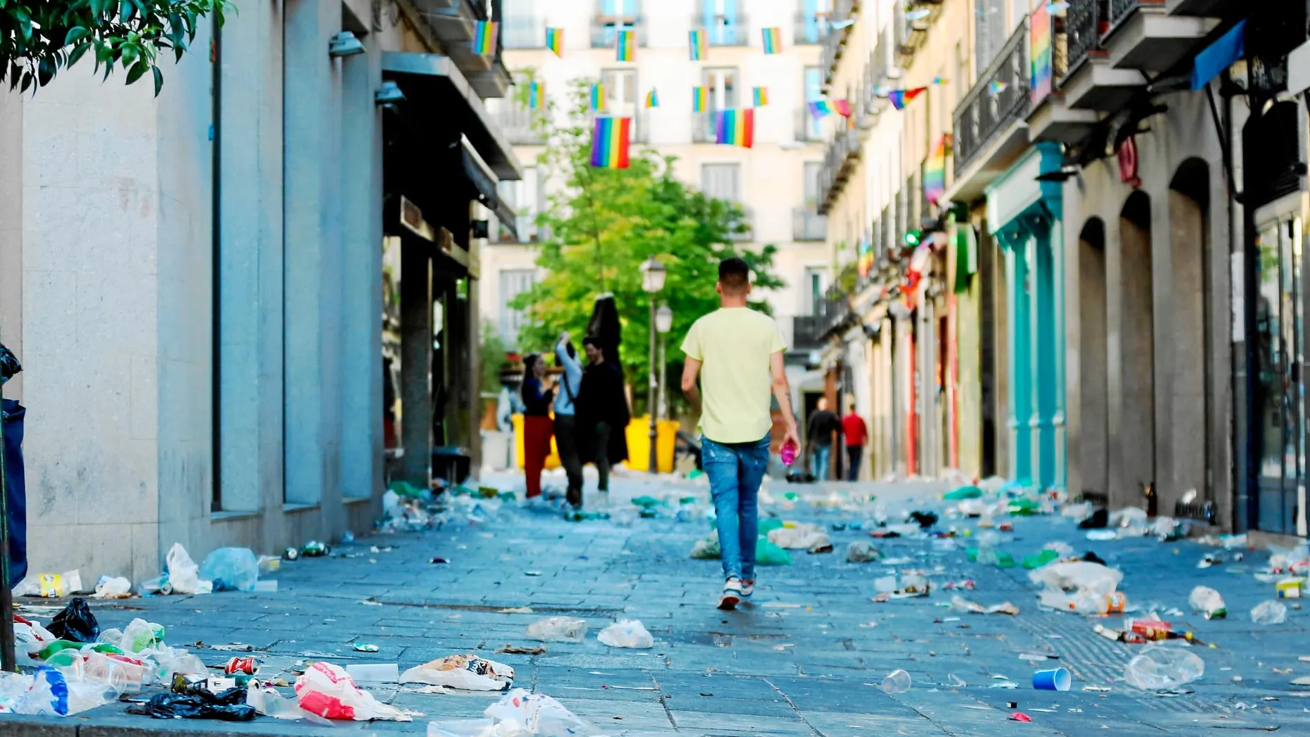 La suciedad que queda en las calles tras las fiestas es otro de los grandes motivos de queja por parte de los vecinos. Foto: Cristina Bejarano