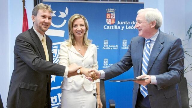 El presidente de la Fundación Silos, Antonio Miguel Méndez Pozo, el alcalde Javier Lacalle y la consejera Alicia García, tras la firma del acuerdo