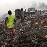 Imagen de varios supervivientes del devastador terremoto de Haití en 2010