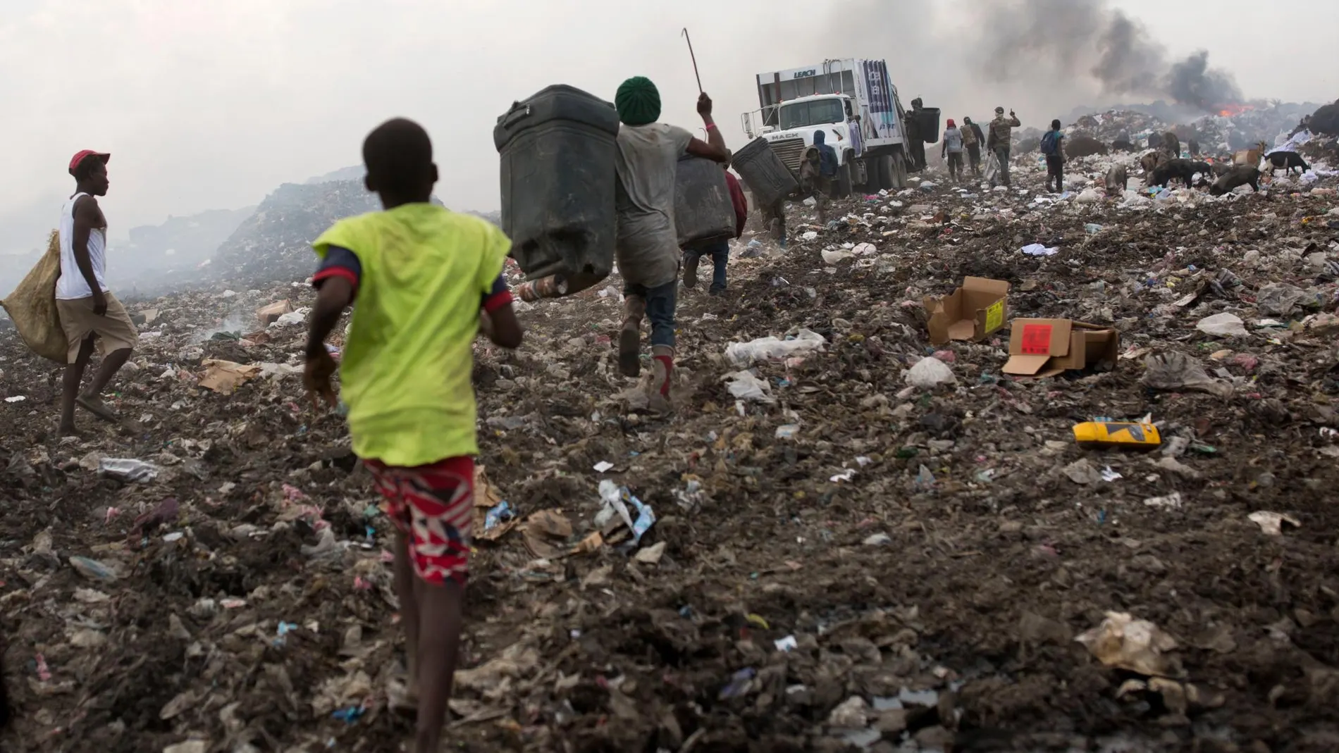 Imagen de varios supervivientes del devastador terremoto de Haití en 2010