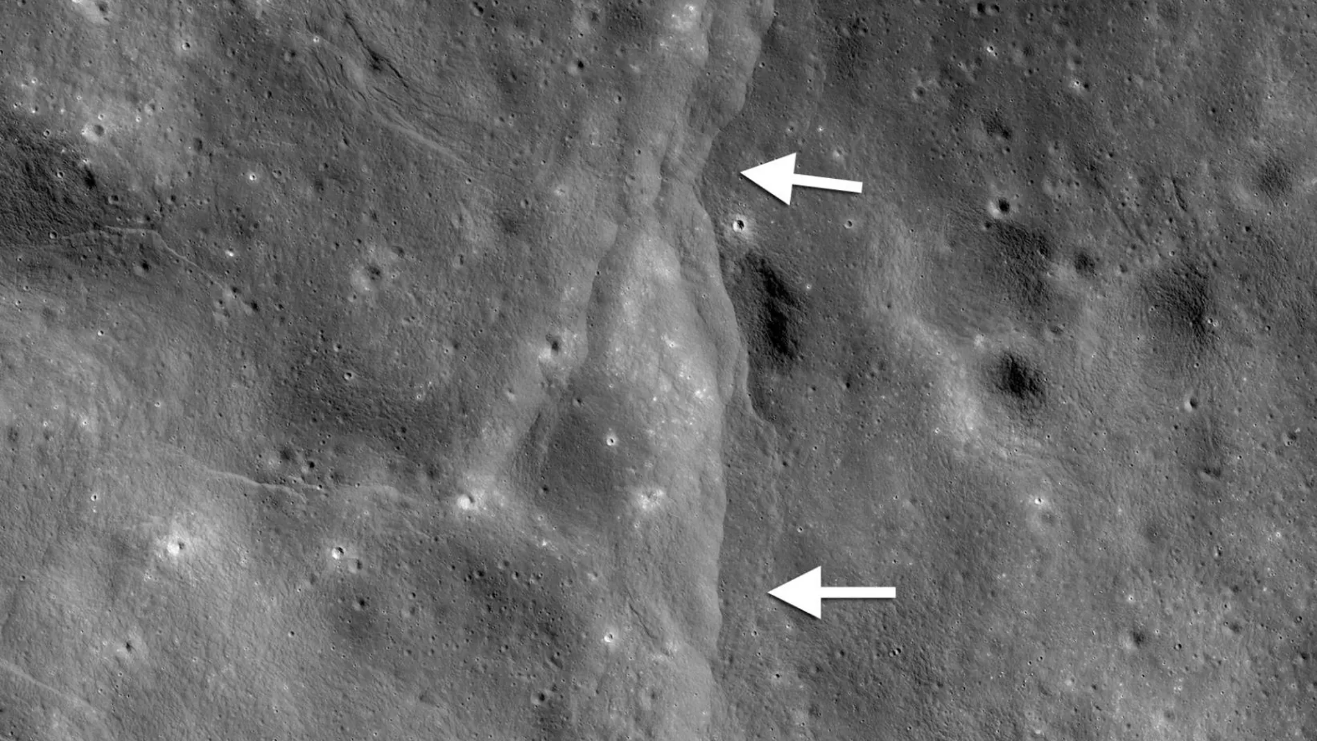Una de las miles de imágenes tomadas por la NASA en la que se ve cómo las fallas se asemejan a pequeños acantilados en la Luna