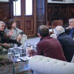 El alcalde Joan Ribó, ayer durante su reunión con las concejalas de Servicios Sociales y de Igualdad y Políticas Inclusivas, Consol Castillo e Isabel Lozano, que le dieron a conocer los resultados del programa Reinicia’t