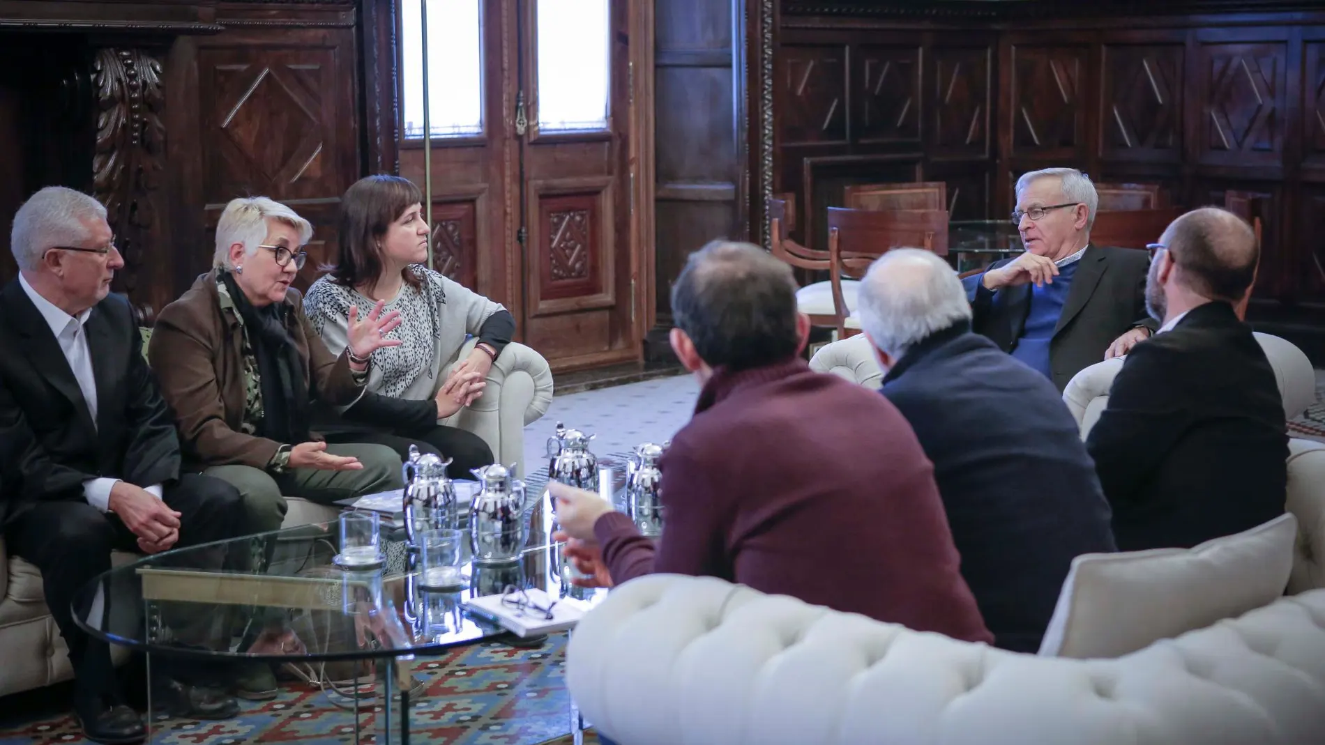 El alcalde Joan Ribó, ayer durante su reunión con las concejalas de Servicios Sociales y de Igualdad y Políticas Inclusivas, Consol Castillo e Isabel Lozano, que le dieron a conocer los resultados del programa Reinicia’t