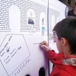 «EUSKAL PRESOAK ETXERA». Un niño de apenas 10 años escribe en el mural de homenaje a la etarra Inés del Río: «Presos vascos a casa»