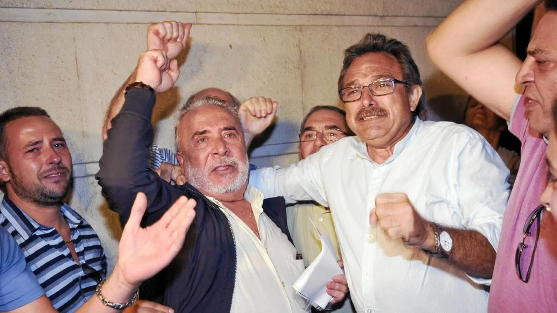 Los dirigentes sindicales, Roberto Carmona y Salvador Mera, a la salida de los juzgados de Sevilla el jueves por la noche