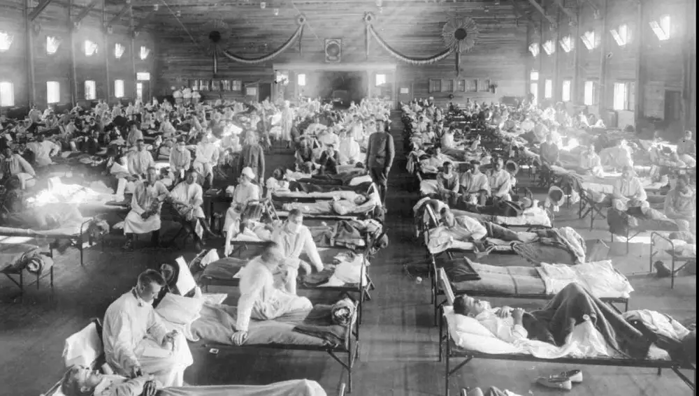 Víctimas de la gripe española en un hospital de emergencia en Kansas en 1918
