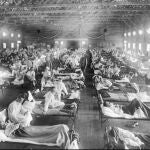 Víctimas de la gripe española en un hospital de emergencia en Kansas en 1918