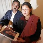 Ashiq Masih y su hija Sidra observan unas fotografías de Asia Bibi, ayer en Madrid