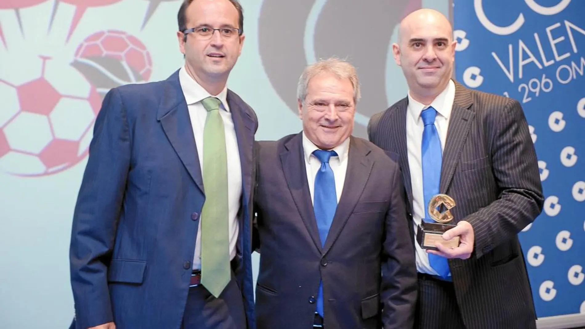 los conductores del programa de Ràdio 9 «La taula esportiva», con el presidente de la Diputación de Valencia