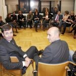 Los diputados del PSOE, ayer, en su encierro, hicieron «asamblea» en un círculo al estilo 15-M