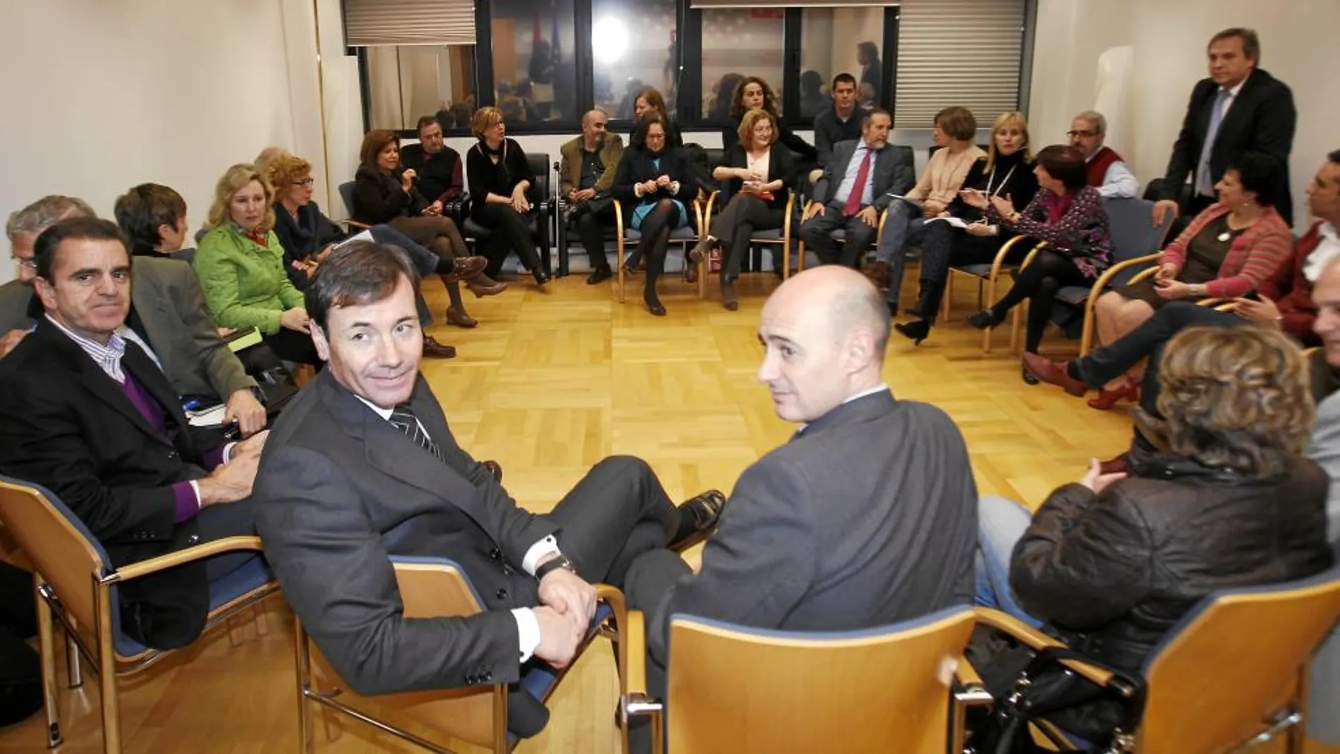 Los diputados del PSOE, ayer, en su encierro, hicieron «asamblea» en un círculo al estilo 15-M