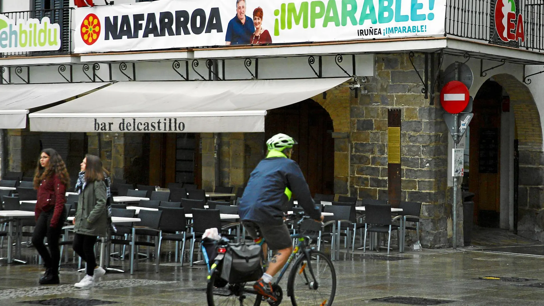 Las calles de Pamplona, repletas de carteles electorales, muestran ese sentimiento vasco que aflora en Navarra. Fotos: Cipriano Pastrano