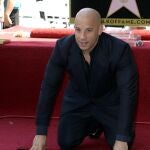 El actor estadounidense Vin Diesel posa para una fotografía hoy, lunes 26 de agosto de 2013, durante una ceremonia que lo condecoró con una estrella en el Paseo de la Fama en Hollywood (California, EE.UU.).