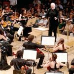 El batuta dirige a la orquesta en su maratón, que duró 12 horas