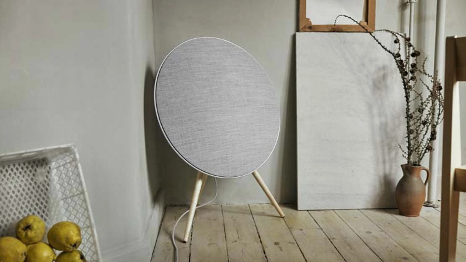 El altavoz Beoplay A9 se puede colocar sobre unas patas de madera como si fuera una obra de arte.