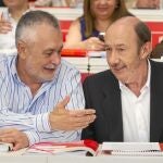 El presidente de la Junta de Andalucía, José Antonio Griñán, ayer junto a Alfredo Pérez Rubalcaba