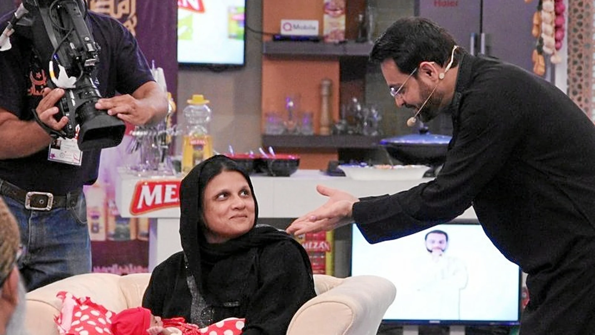 Arriba, el momento en el que la estrella de televisión pakistaní regalaba a un bebé en directo. Abajo, un campo de refugiados
