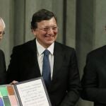 Herman Van Rompuy, Jose Manuel Durao Barroso y Martin Schulz, con la medalla y el certificado del Nobel de la Paz