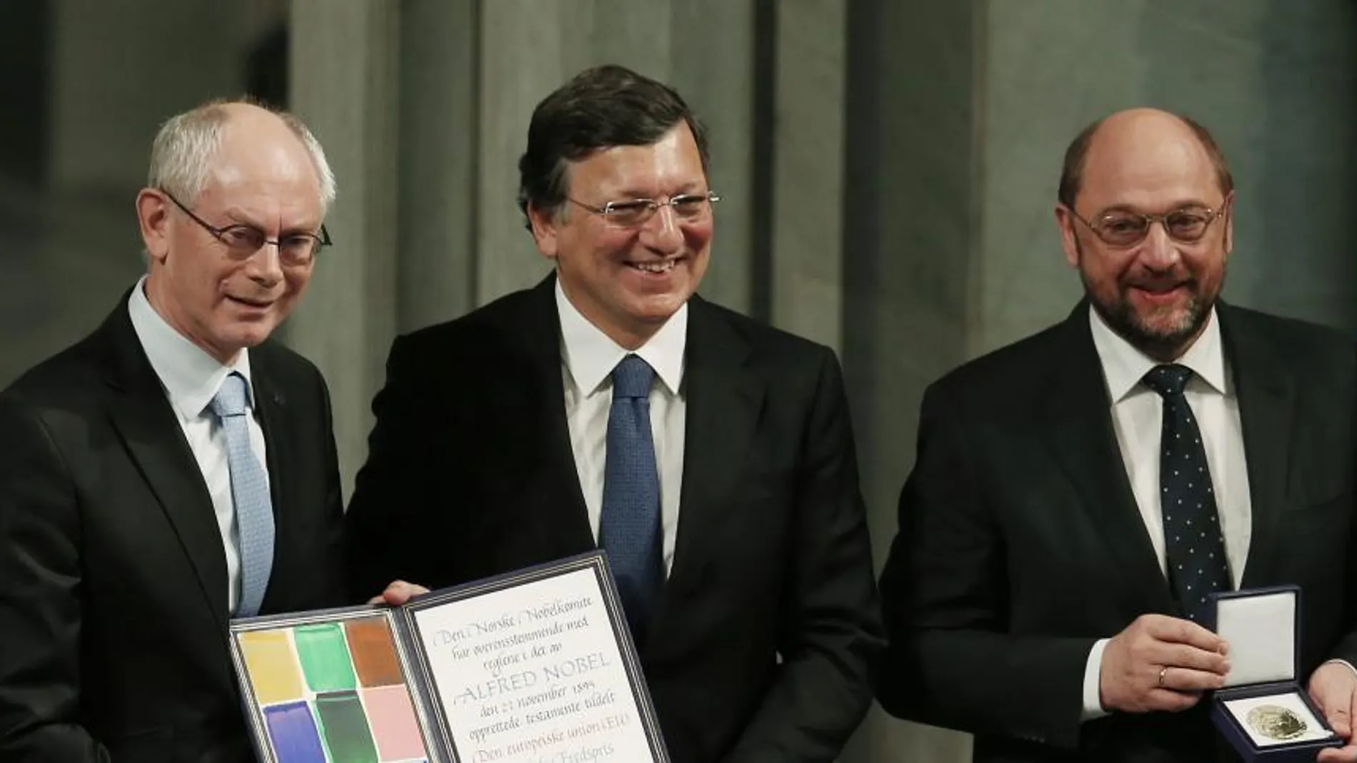 Herman Van Rompuy, Jose Manuel Durao Barroso y Martin Schulz, con la medalla y el certificado del Nobel de la Paz